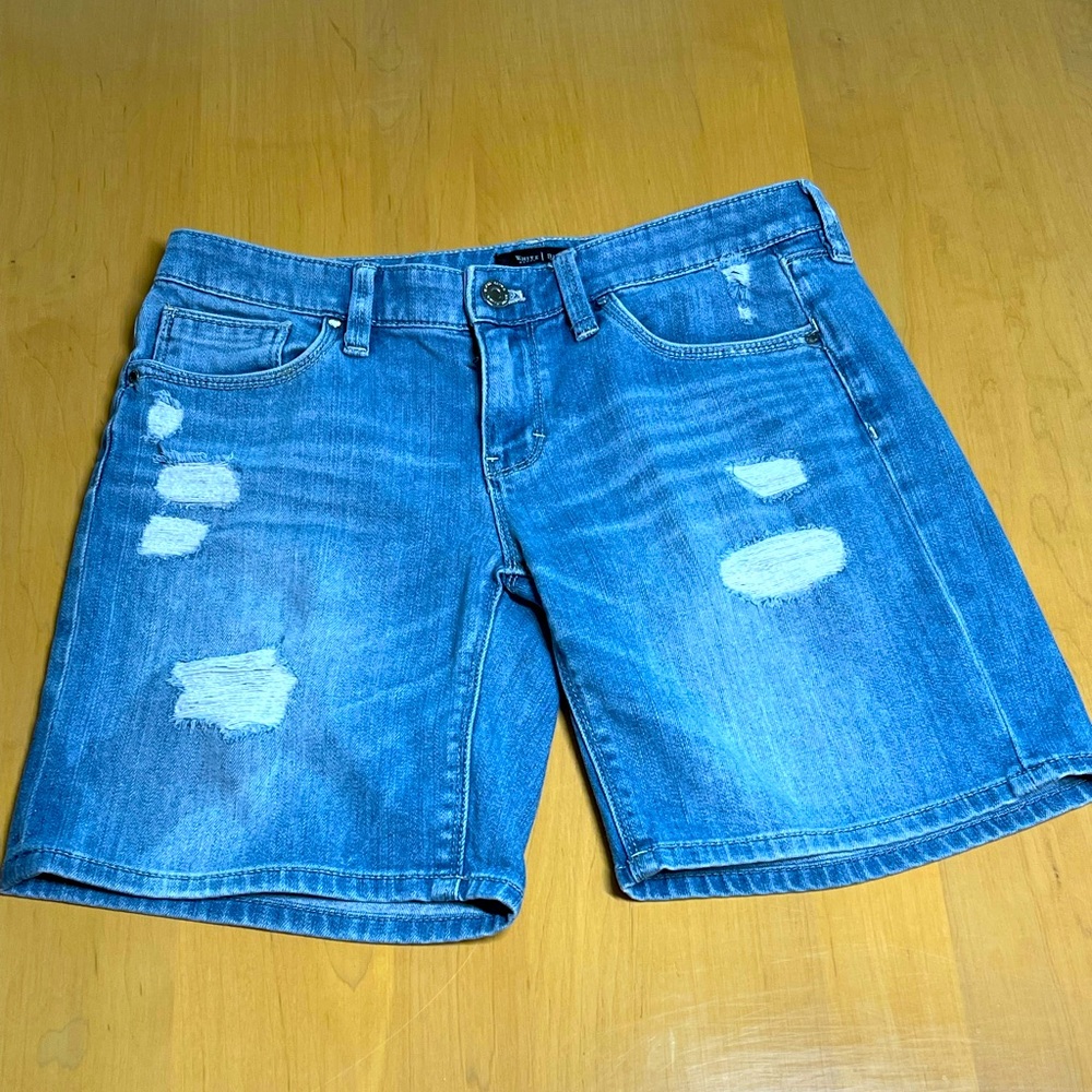 WHITE/BLACK - GIRLFRIEND SHORTS